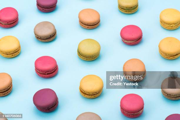 macaroon op tafel - macaron stockfoto's en -beelden