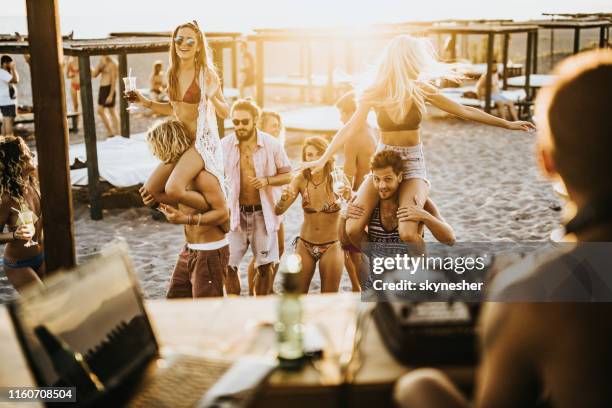 feest op een strand bij zonsondergang! - dj summer stockfoto's en -beelden