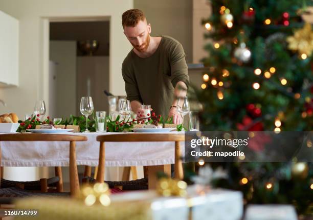 es ist die saison der unterhaltung - christmas dinner table stock-fotos und bilder