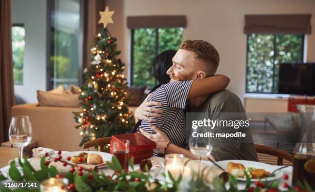 la stagione dell'amore e dell'unione - christmas couple foto e immagini stock