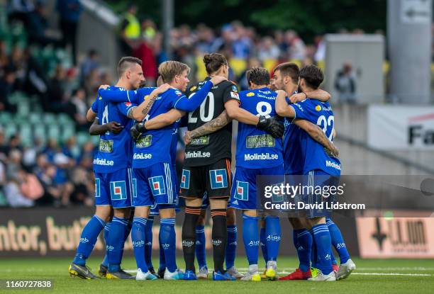 Players of GIF Sundsvall huddle during the Allsvenskan match between GIF Sundsvall and Ostersunds FK at NP3 Arena on August 10, 2019 in Sundsvall,...