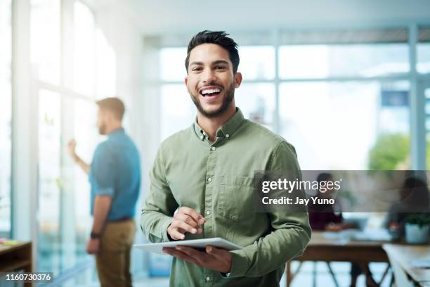 het is een goede dag om een aantal slimme verbindingen te maken - portrait man business stockfoto's en -beelden