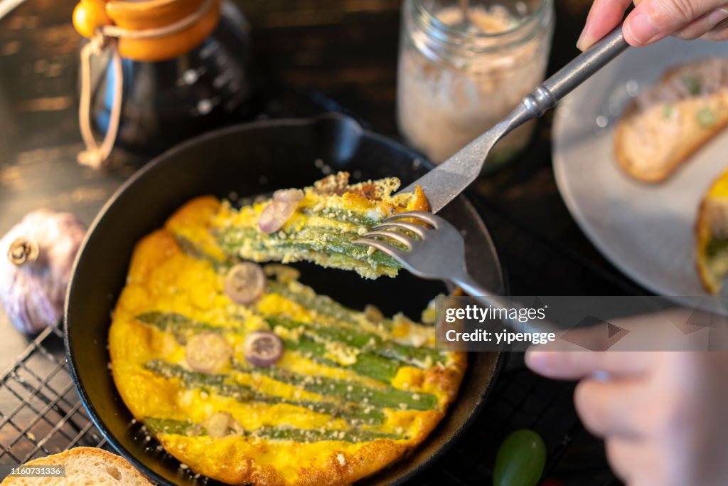 Frittata fatta in casa:uovo e asparagi