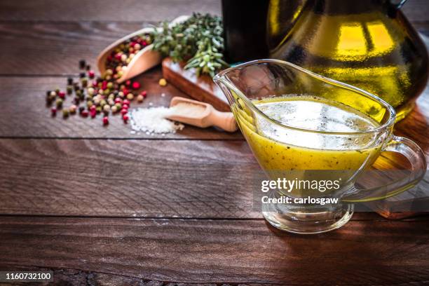 aderezo de vinagreta con espacio de copia dote sobre una mesa de madera rústica - aliño para la ensalada fotografías e imágenes de stock