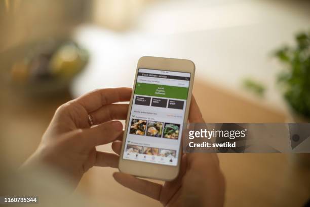 frau mit essen lieferservice über mobile app. - frau kauft lebensmittel stock-fotos und bilder