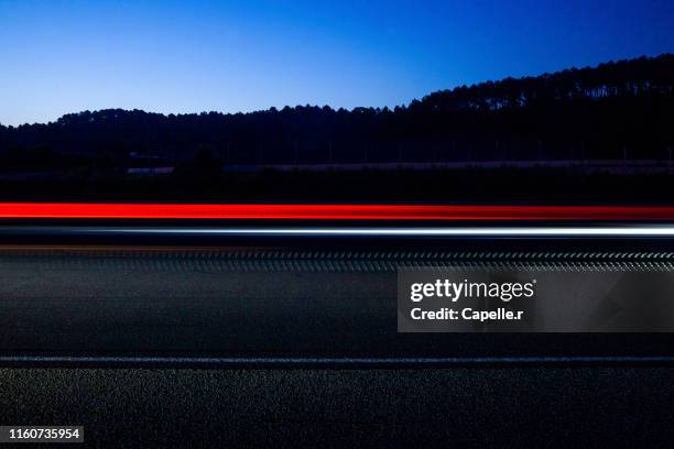 technologie - voiture et lumière en pause longue - rally car racing stock-fotos und bilder