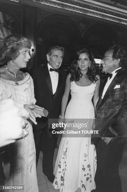 Homme d'affaires saoudien Akram Ojjeh et sa femme arrivent à l'Hotel de Paris pour un bal à Monte-Carlo le 8 aout 1979, Monaco.