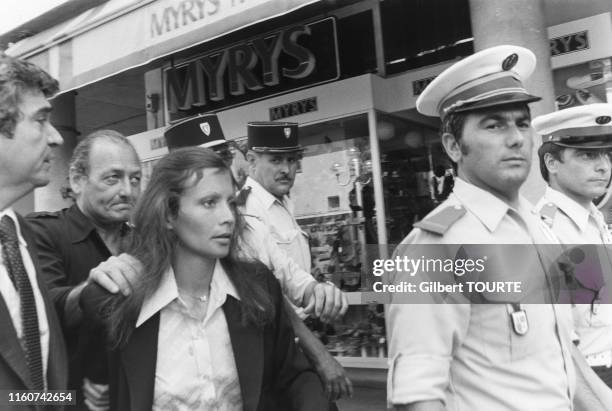 Christina von Opel entourée de policiers arrive au palis de justice de Draguignan le 5 juin 1979, France.