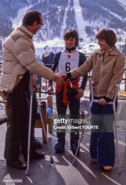 Jacques Chirac rencontre les championnes de ski Perrine Pelen et Patricia Emonet en février 1979 à Auron, France.