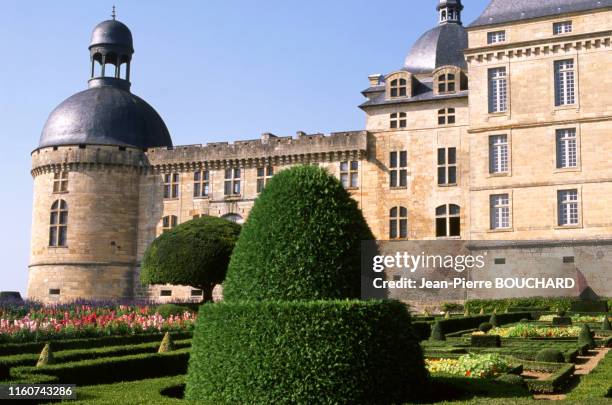 Le château de Hautefort en Dordogne, France.
