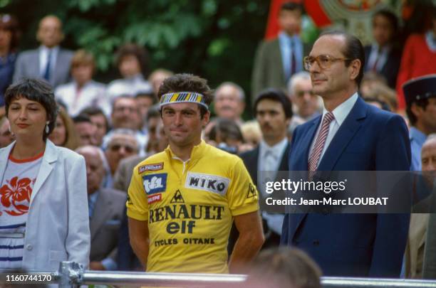 Bernard Hinault entouré de la Ministre des Sports, Edwige Avice et du Maire de Paris, Jacques Chirac après l'arrivée du Tour de France 1982 à Paris,...