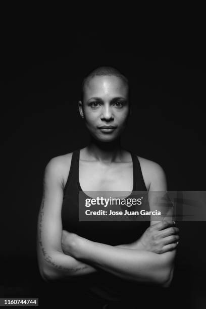 vrouw met geschoren haar b&w - black and white portrait woman stockfoto's en -beelden