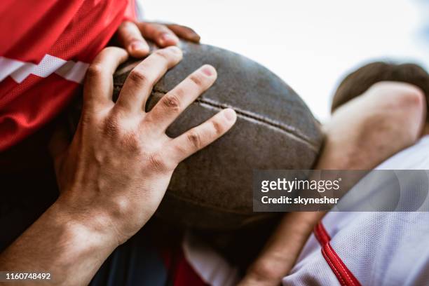 nahaufnahme von nicht wiederzuerkennenden athleten während des rugby-spiels. - rugby liga stock-fotos und bilder