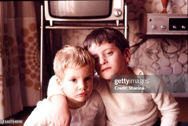 hermanos en casa en los años setenta - argentina portraits fotografías e imágenes de stock