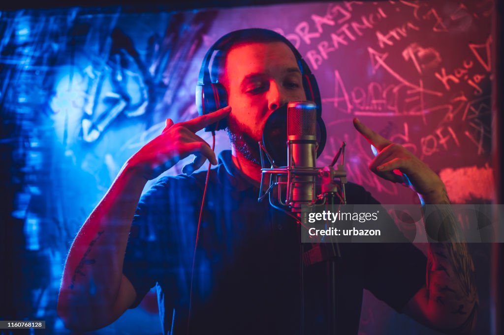 スタジオでラップミュージシャン