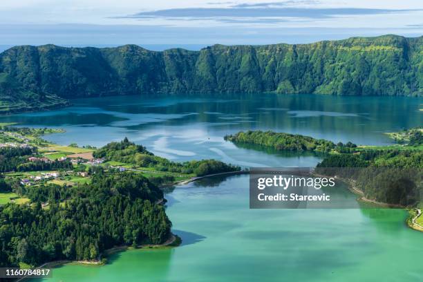 sete cidades meer op de azoren - san miguel portugal stockfoto's en -beelden