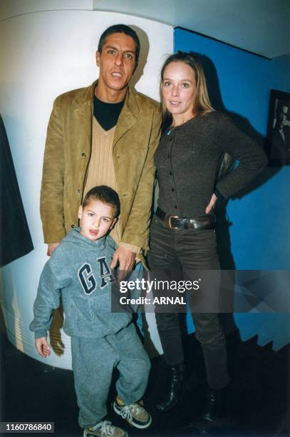 Samy Naceri, Marie Guillard et leur fils à Paris le 11 février 1999, France.