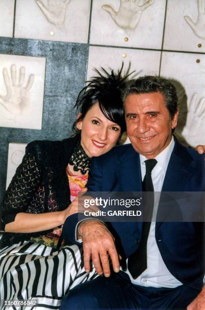 Gilbert Bécaud et Nayah, la gagnante de la sélection française pour le concours de l'Eurovision à Paris le 2 mars 1999, France.