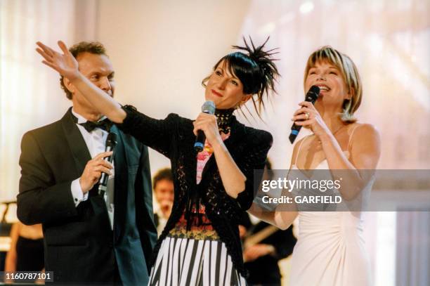 Julien Lepers, Karen Cheryl et Nayah, la gagnante de la sélection française pour le concours de l'Eurovision à Paris le 2 mars 1999, France.