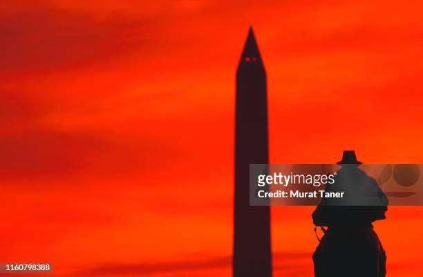 statue and washington monument at sunset - ulysses s grant statue stock pictures, royalty-free photos & images