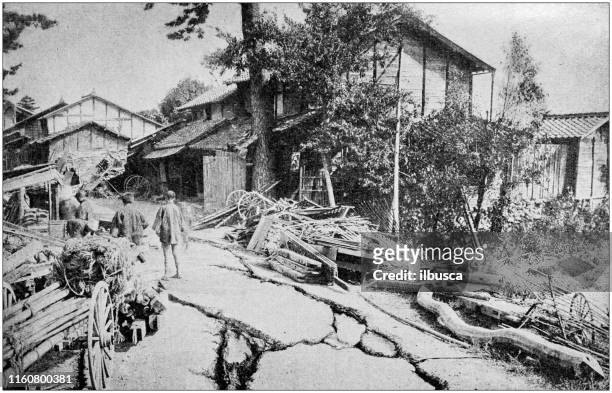 antikes schwarz-weiß-foto von reisen um die welt: erdbeben in japan - japan photos stock-grafiken, -clipart, -cartoons und -symbole