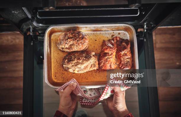 förbereda hemlagad pulled pork i ugnen - ugn bildbanksfoton och bilder