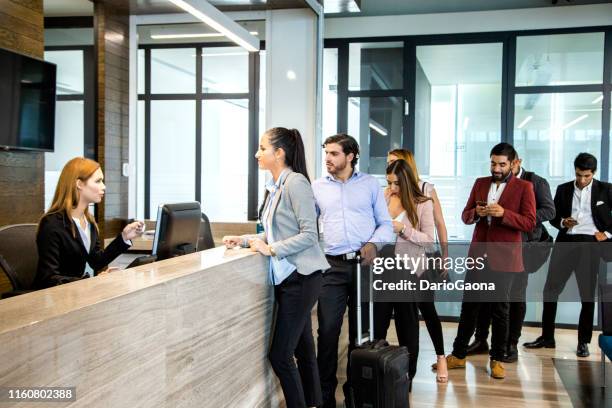 people lining up in office - lining up imagens e fotografias de stock