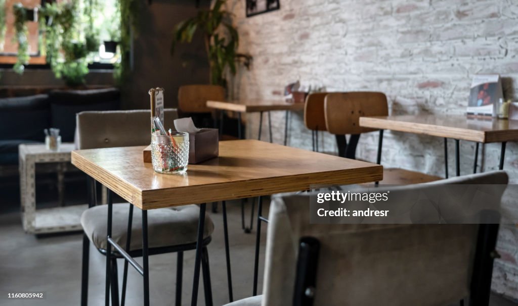 Mesa vacía en un restaurante