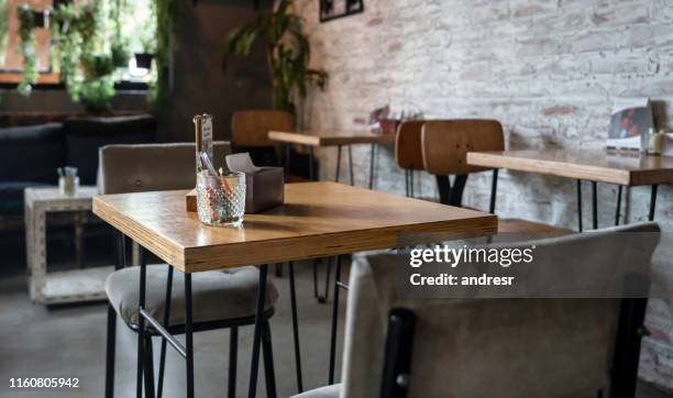 mesa vacía en un restaurante - bar cafeteria fotografías e imágenes de stock