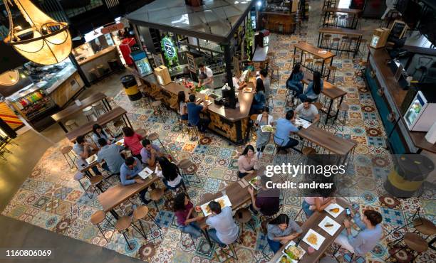 menschen, die auf einem food court essen - food court stock-fotos und bilder