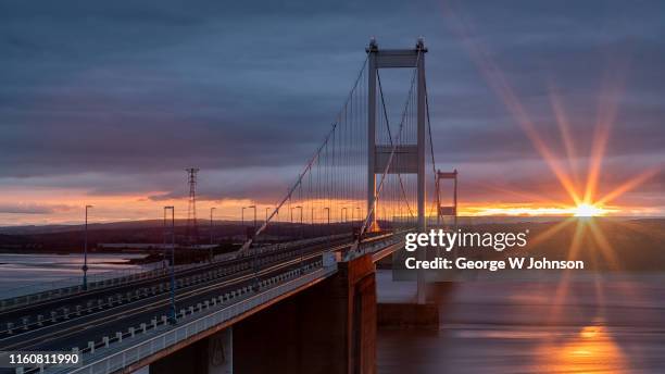 sunset bridge - pont severn bridge photos et images de collection