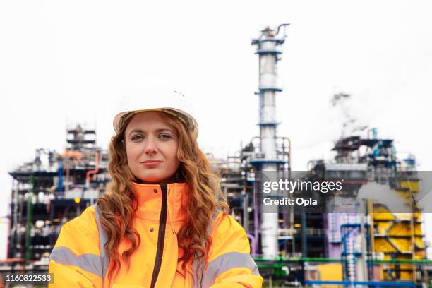 vrouwelijke petrochemische inspecteur - olie industrie stockfoto's en -beelden