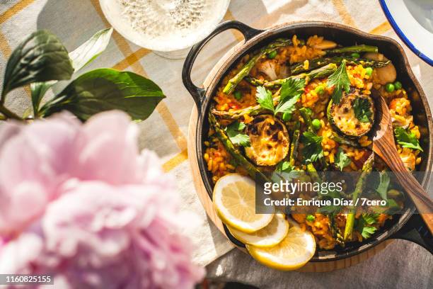 vegetable rice skillet dinner - paella stock-fotos und bilder