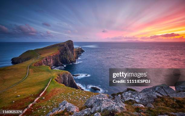 farol do ponto de neist, ilha de skye, scotland, reino unido - schotland - fotografias e filmes do acervo