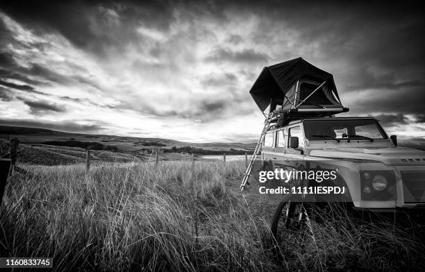 wildcamping with defender 110, scotland, north coast 500. - land rover stock pictures, royalty-free photos & images