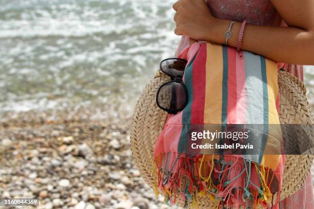 young woman ready for the beach - beach bag stockfoto's en -beelden