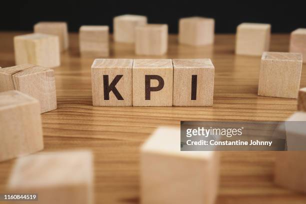 kpi word on wooden block. key performance indicator. - geschäftsstrategie stock-fotos und bilder
