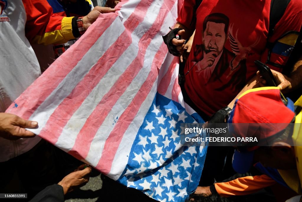 TOPSHOT-VENEZUELA-US-CRISIS-MADURO-SUPPORTERS-DEMO