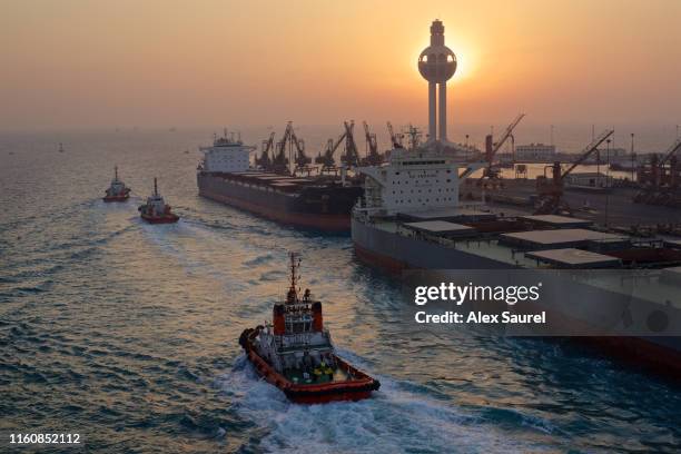 tugs and freighter boats, jeddah harbor, saudi arabia - embarcación industrial fotografías e imágenes de stock