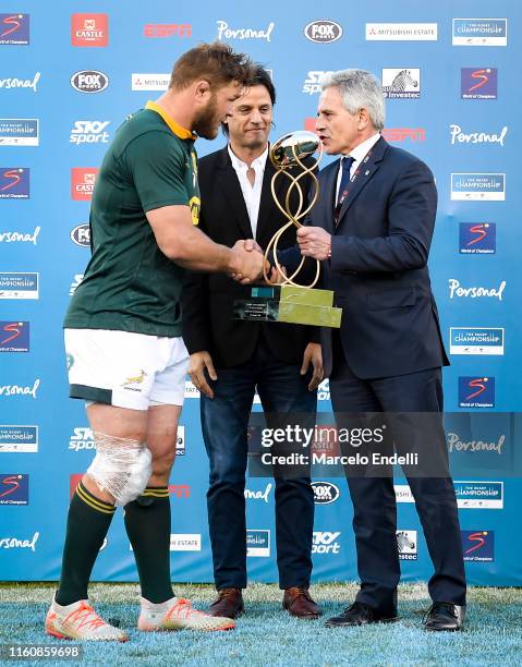 Duane Vermeulen of South Africa receives a Trophy from Marcelo Rodriguez president of UAR during a match between Argentina and South Africa as part...