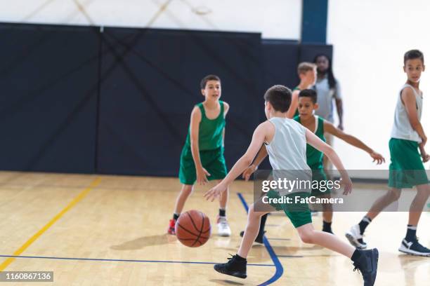 elementary boys basketball practice - basketball team stock pictures, royalty-free photos & images