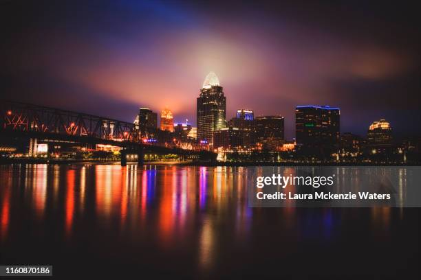 cincinnati nighttime skyline - downtown cincinnati stock pictures, royalty-free photos & images