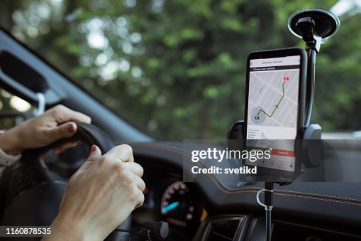 Weibliche Zusteller akzeptiert nächste Fahrt. Weibliche Zusteller akzeptiert nächste Fahrt.
