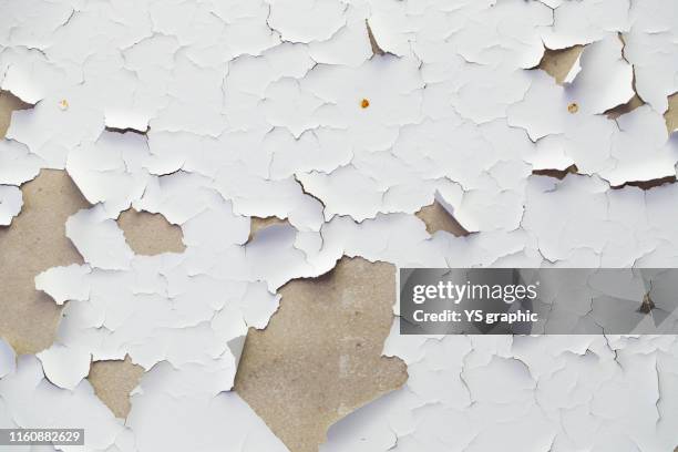 old wall of an abandoned house. the white paint is peeling off. - rot ストックフォトと画像