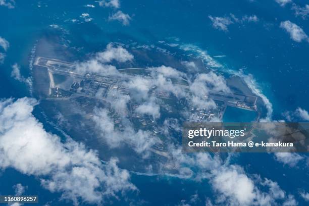 woody island of paracel islands in south china sea aerial view from airplane - 南中國海 個照片及圖片檔