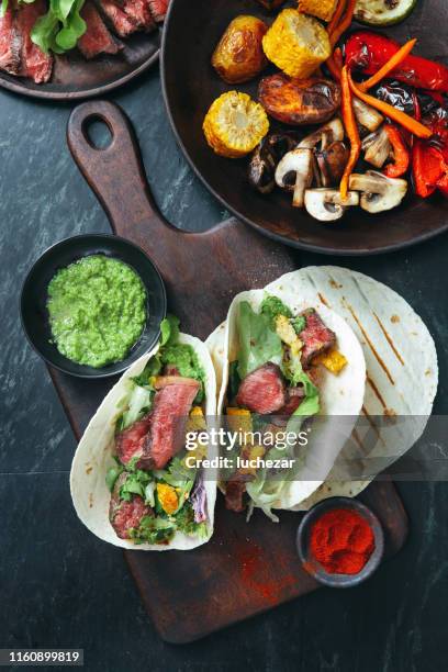 chili lime steak tacos - bbq avocado imagens e fotografias de stock