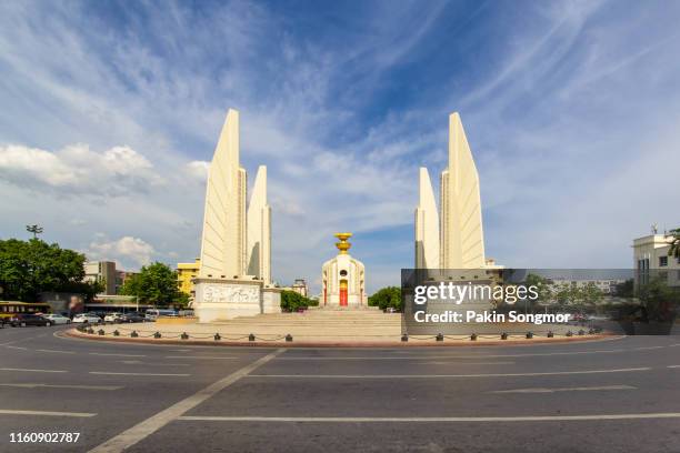 view of democracy monument at ratchadamnoen road. - democracy monument stock pictures, royalty-free photos & images