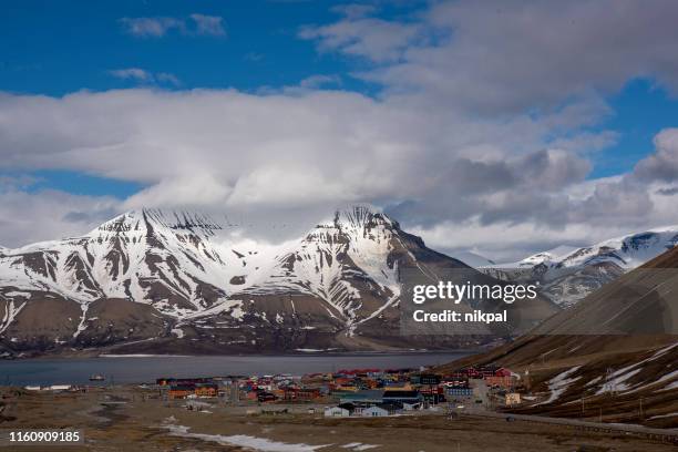 spitzbergen panoramisch uitzicht met bergketen spitsbergen - spitsbergen stockfoto's en -beelden