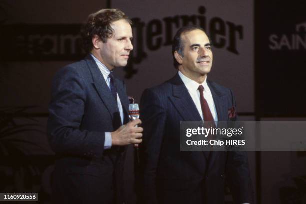 Les journalistes Patrick Poivre d'Arvor et Jean-Pierre Elkabbach lors de la soirée des 'Trophés de l'Entreprise' à Paris le 30 novembre 1987, France.