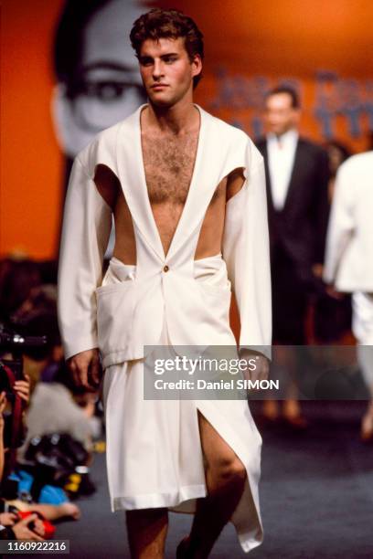 Défilé Jean-Paul Gaultier, Prêt-à-Porter, collection Printemps-été 1985 à Paris le 20 octobre 1984, France.